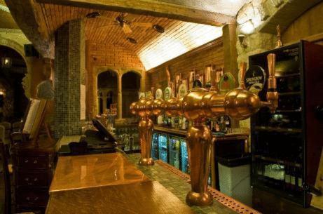 The Blueberry Hotel Pontypridd Bagian luar foto