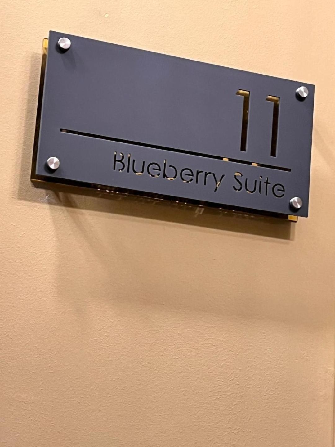 The Blueberry Hotel Pontypridd Bagian luar foto