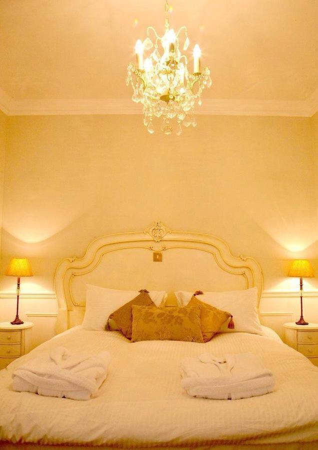 The Blueberry Hotel Pontypridd Bagian luar foto